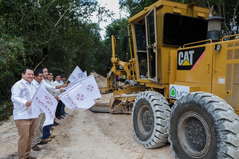 Díaz Mena da banderazo a obras de caminos en Oriente yucateco
