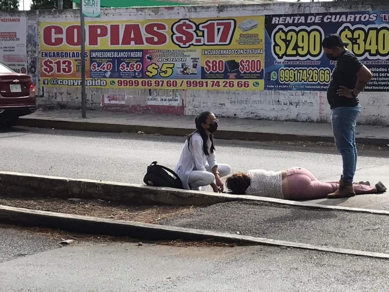 Fotografía de doctora ateniendo a mujer atropellada se viraliza en redes sociales