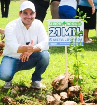 Cumple Pérez Ballote compromiso de sembrar 21 mil árboles