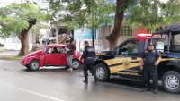 Piso mojado ocasiona choque en avenida Itzáes 