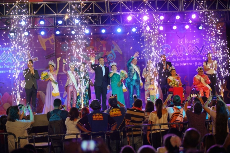 Coronan a reyes del “Nuevo Carnaval de Mérida”