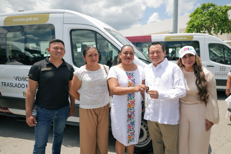 Díaz Mena entrega unidades de traslado