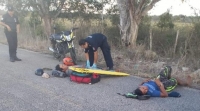 Hospitalizan a dos motociclistas tras accidente carretero