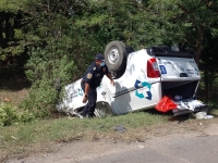 Camioneta oficial vuelca en el Periférico de Mérida