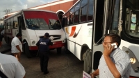 Chocan autobuses de transporte público en Centro de Mérida