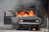 Arde camioneta en el centro se Motul