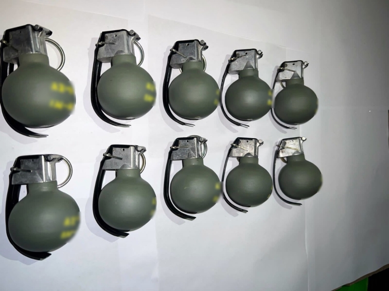 Aseguran 10 granadas de fragmentación en empresa de mensajería