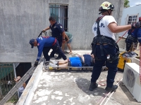 Hombre cae de escualera