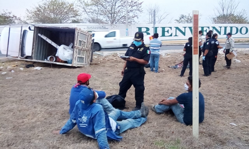 Vuelca camioneta en la Mérida-Cancún