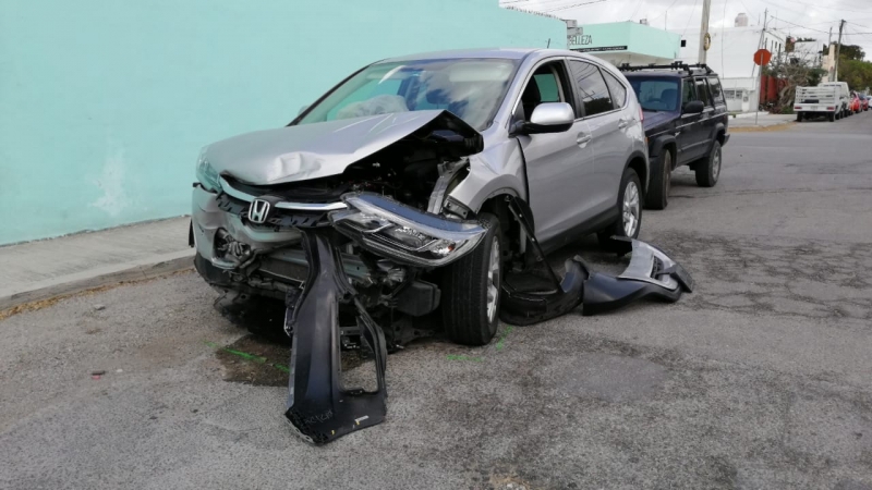 Conductor de camioneta no respeta señalética y choca contra Audi