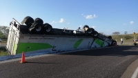 Tráiler sufre volcadura en carretera Mérida-Campeche