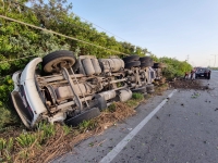Tr&aacute;iler vuelca en la M&eacute;rida-Progreso