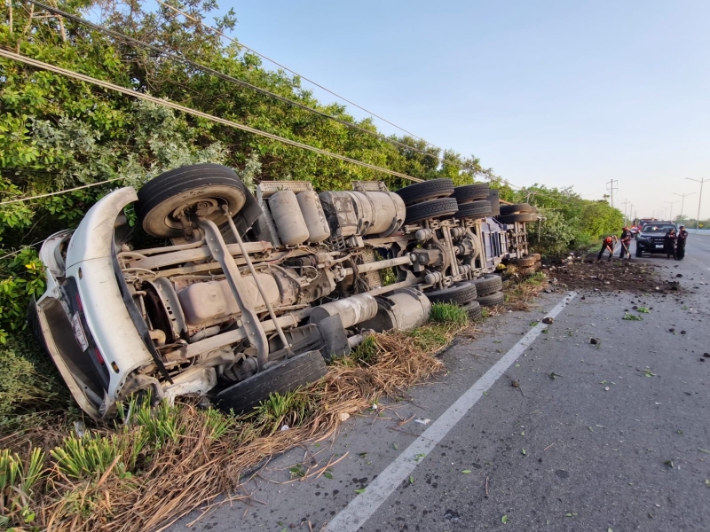 Tráiler vuelca en la Mérida-Progreso