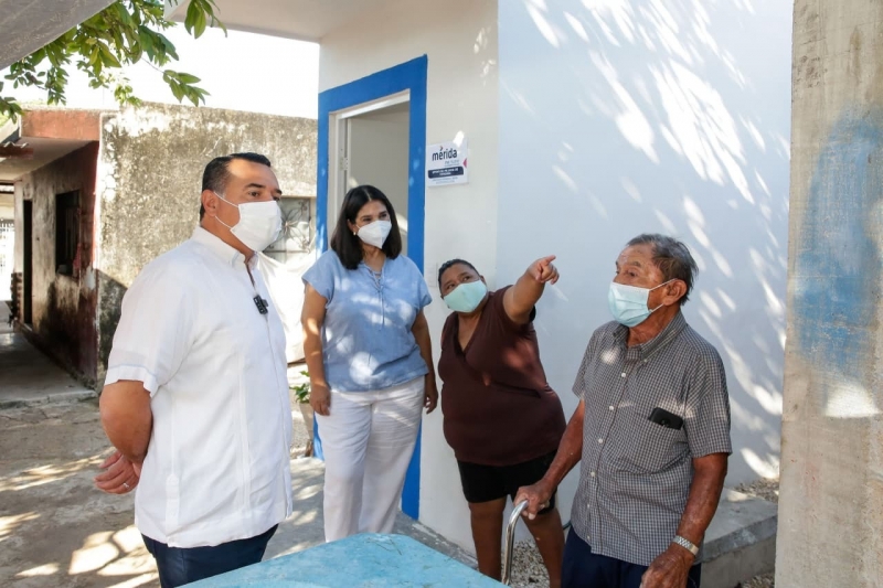 Alcalde entrega apoyo de cuarto para baño a familia de Sambulá