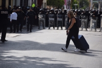 Chocan policías y manifestantes 