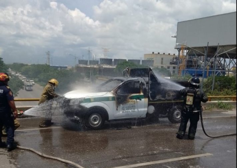 Bomberos sofocan incendio de camioneta