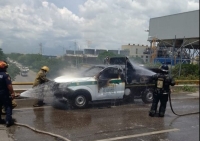 Bomberos sofocan incendio de camioneta
