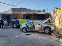 Auto compacto choca contra camión de pasajeros 