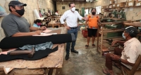 Gobernador visita fábrica de zapatos en Ticul