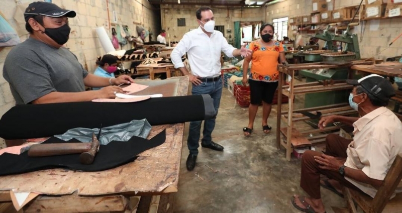 Gobernador visita fábrica de zapatos en Ticul