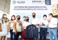 Entrega Vila chamarras a estudiantes del sur de Yucatán
