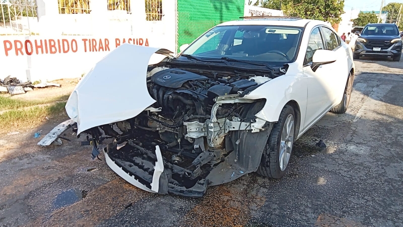 Va y ven choca contra auto compacto