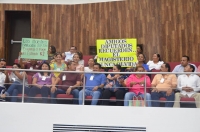 Protestan maestros en el Congreso local