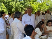 Comilona "a gusto" de políticos y empresarios yucatecos con titular de Segob