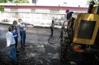 Alcalde supervisa trabajos de repavimentación en la Nueva Pacabtún