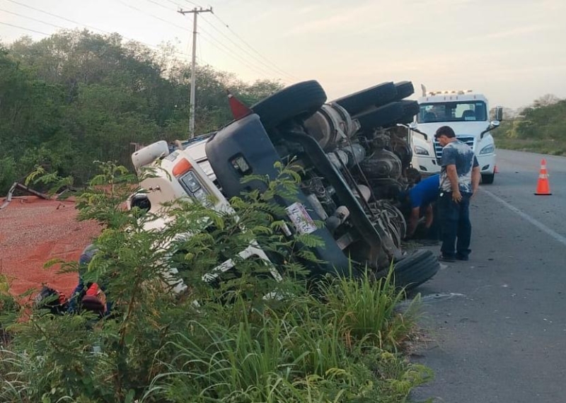 Dormita al  volante y se vuelca
