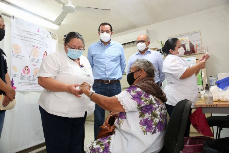 Adultos mayores de Tekax y Peto reciben vacuna contra coronavirus