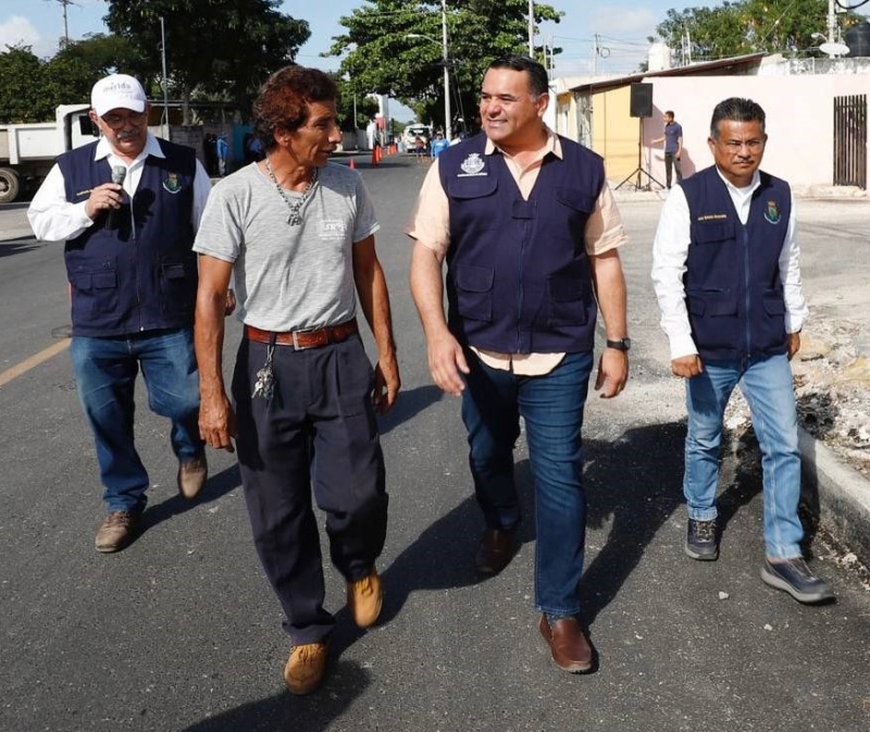 Entrega Renán Barrera vialidades en la colonia Obrera