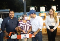 Vila Dosal entrega apoyos en el municipio de Teya