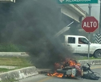 Motocicleta arde en llamas en Periférico de Mérida  