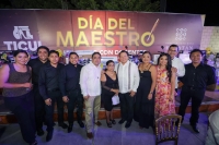 Festeja &quot;Huacho&quot; a docentes del Sur