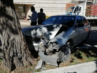 Mujeres chocan contra árbol a bordo de un automóvil