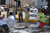 Defraudados de Crecicuentas bailan con turistas en plantón