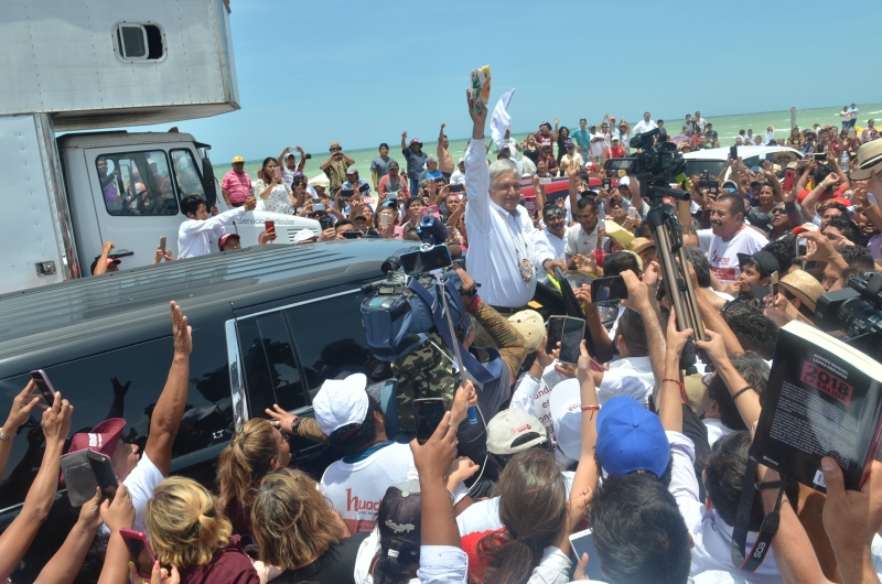 Miles acuden al llamado de López Obrador