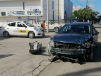 Siniestro vial deja pérdidas materiales; conductores no logran acuerdo por daños