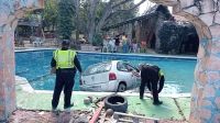 Chevy choca y termina en una piscina de un balneario