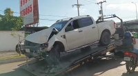 Choca y abandona su camioneta