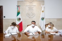 Renán Barrera firma el acta de entrega-recepción