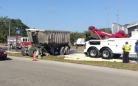 Góndola de tráiler se zafa en pleno Periférico de Mérida 