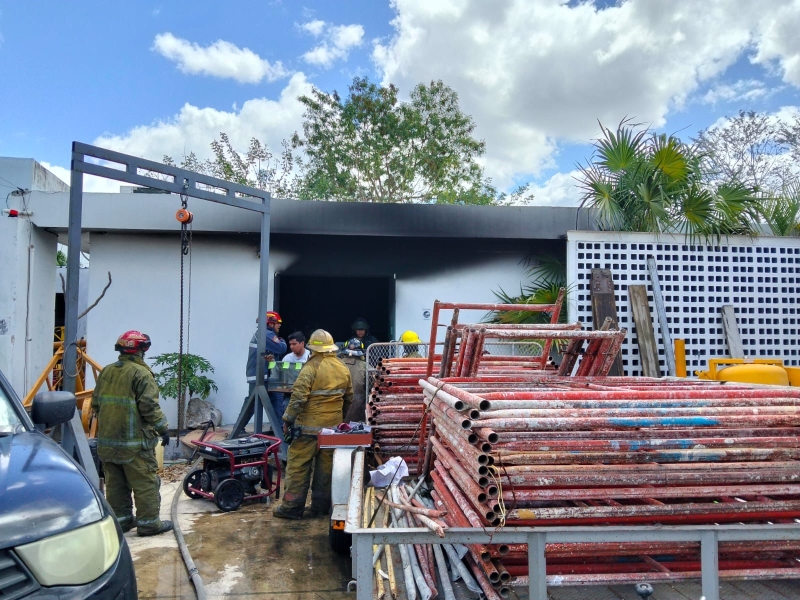 Incendio en rentadora de maquinaria deja un lesionado