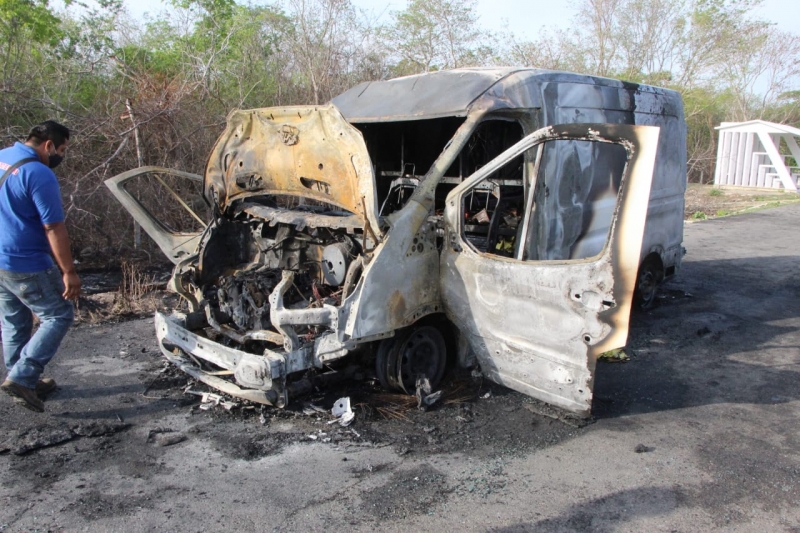 Arde camioneta en la Mérida-Izamal 