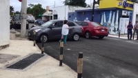 Choque de autos deja a ciclista prensado