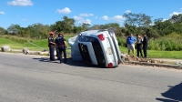 Conductora vuelca auto de lujo al Poniente de Mérida 