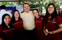 Renán Barrera convive con jóvenes universitarios