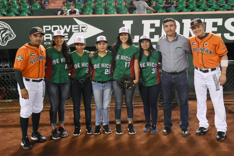 Reconocen a la Selección Femenil de Béisbol