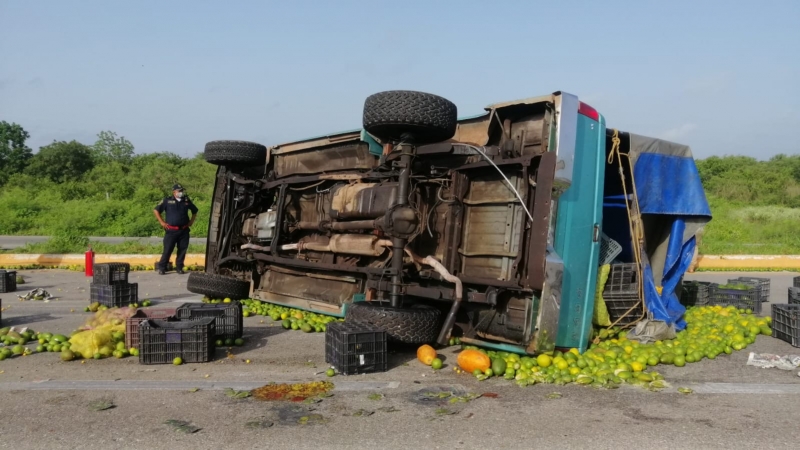 Camioneta con frutas y verduras se vuelca en la Mérida-Chetumal